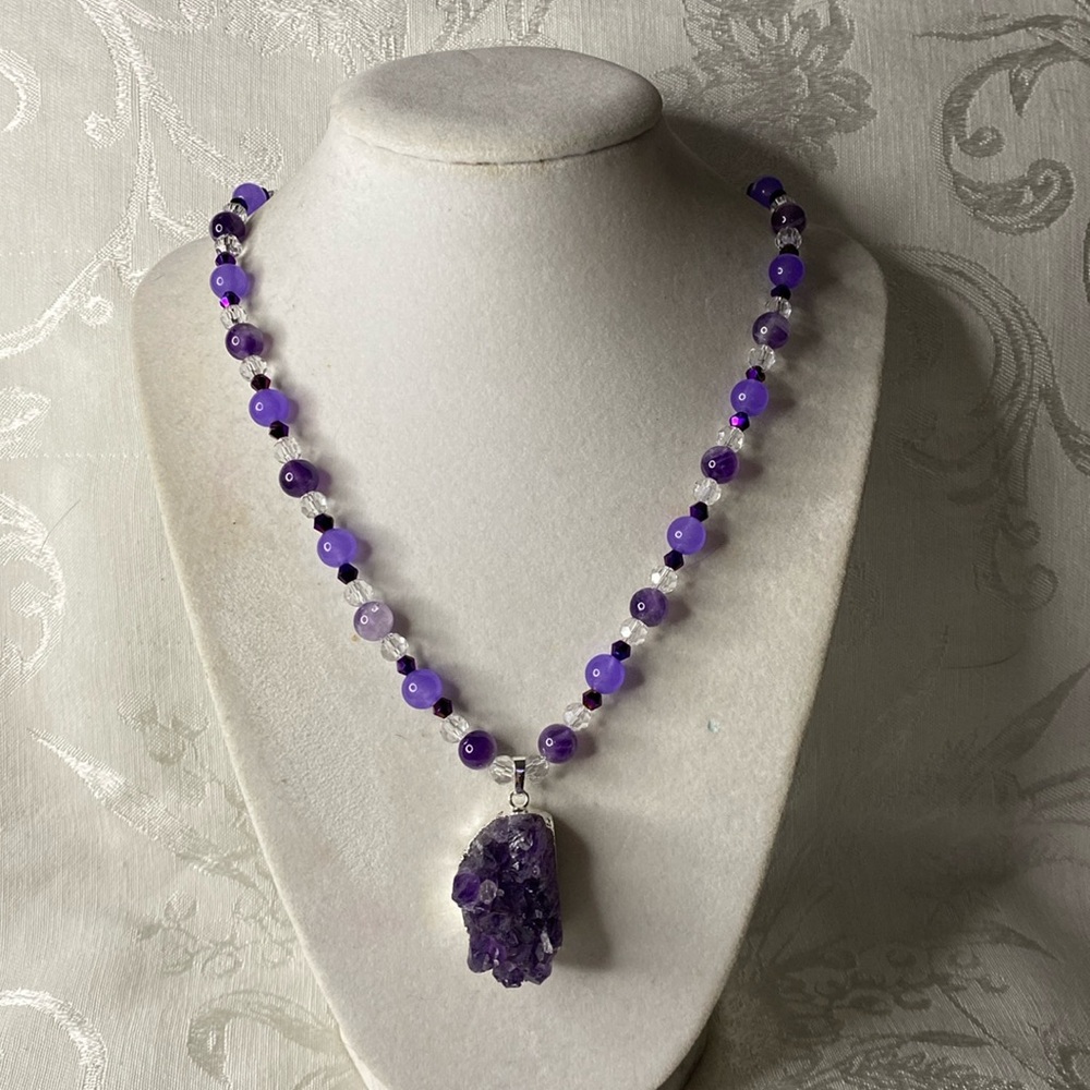 Purple Beaded Necklace with Amethyst Pendant nvr wore or tried on